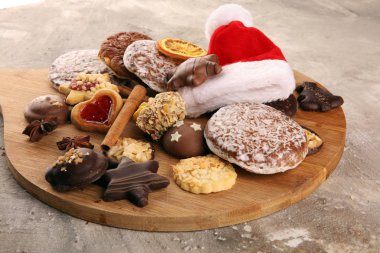 Karışık Noel kurabiyeleri. Noel temalı decora renkli karışımı