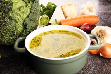Havuçlu çorba, soğanlı çeşitli taze sebzeler...