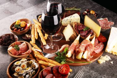 İtalyan antipasti şarap aperatifler küme. Peynir çeşitli, Mediterranean