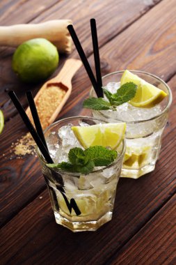 Brezilya 'nın Limonlu Limonlu Caipirinha' sı. Limonlu kokteyl ve m
