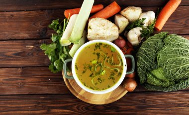 Havuçlu çorba, soğanlı çeşitli taze sebzeler...