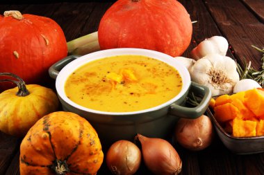 Krem ve kabak çekirdeği ile kavrulmuş kabak ve havuç çorbası 