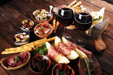 İtalyan antipasti şarap aperatifler küme. Peynir çeşitli, Mediterranean