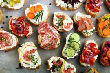 Çeşitli malzemelerle çeşitli bruschetta. İştah açıcı bruschetta