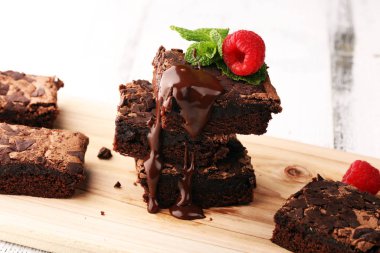 Çikolatalı browni kek tatlı Ahududu ve baharat ahşap zemin ile.