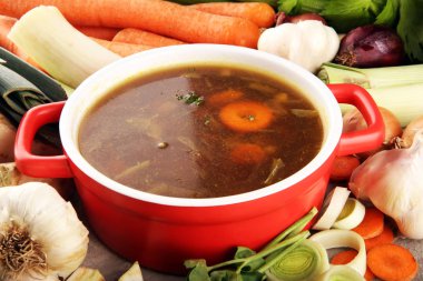 Sığır eti, patates, havuç, soğan, baharat, yeşil bezelye. 