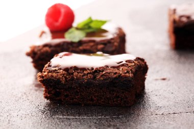Çikolatalı browni kek tatlı Ahududu ve baharat ahşap zemin ile.