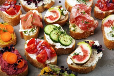 Çeşitli malzemelerle çeşitli bruschetta. İştah açıcı bruschetta