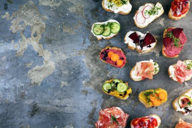 Çeşitli malzemelerle çeşitli bruschetta. İştah açıcı bruschetta