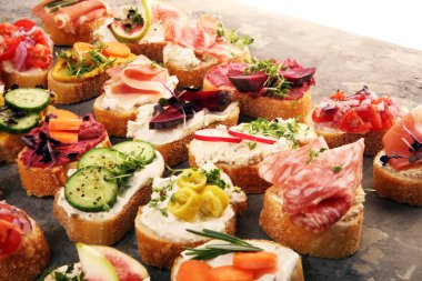 Çeşitli malzemelerle çeşitli bruschetta. İştah açıcı bruschetta