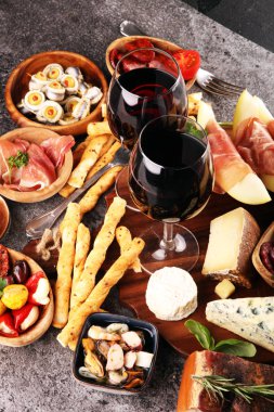 İtalyan antipasti şarap aperatifler küme. Peynir çeşitli, Mediterranean