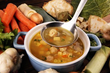 İlik köfteli, havuçlu, soğanlı et suyu.