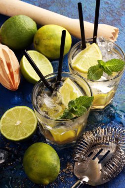 Brezilya 'nın Limonlu Limonlu Caipirinha' sı. Limonlu kokteyl ve m