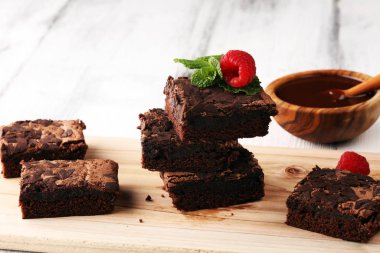 Çikolatalı browni kek tatlı Ahududu ve baharat ahşap zemin ile.
