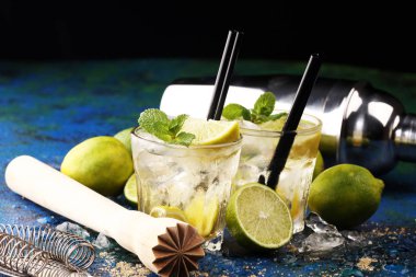 Brezilya 'nın Limonlu Limonlu Caipirinha' sı. Limonlu kokteyl ve m