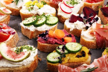 Çeşitli malzemelerle çeşitli bruschetta. İştah açıcı bruschetta