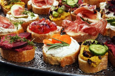 Çeşitli malzemelerle çeşitli bruschetta. İştah açıcı bruschetta
