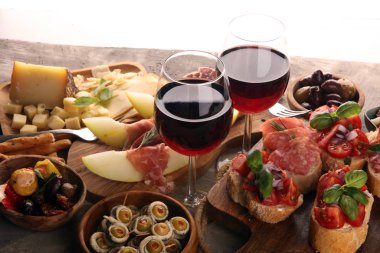İtalyan antipasti şarap aperatifler küme. Peynir çeşitli, Mediterranean