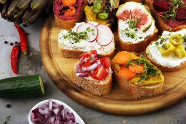 Çeşitli malzemelerle çeşitli bruschetta. İştah açıcı bruschetta