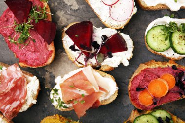 Çeşitli malzemelerle çeşitli bruschetta. İştah açıcı bruschetta