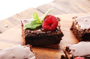 Çikolatalı browni kek tatlı Ahududu ve baharat ahşap zemin ile.