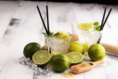 Brezilya 'nın Limonlu Limonlu Caipirinha' sı. Limonlu kokteyl ve m
