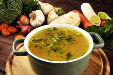 Havuçlu çorba, soğanlı çeşitli taze sebzeler...