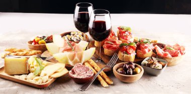 İtalyan antipasti şarap aperatifler küme. Peynir çeşitli, Mediterranean