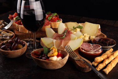 İtalyan antipasti şarap aperatifler küme. Peynir çeşitli, Mediterranean