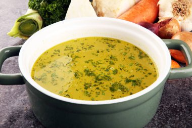 Havuçlu çorba, soğanlı çeşitli taze sebzeler...