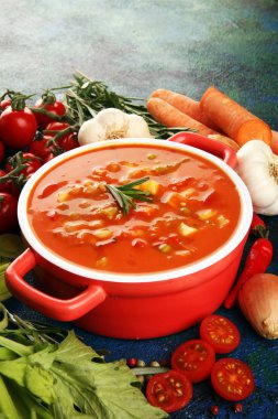 Sehpanın üzerindeki bir kasede sebze çorbası, üst manzara. İtalyanca