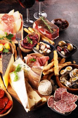 İtalyan antipasti şarap aperatifler küme. Peynir çeşitli, Mediterranean