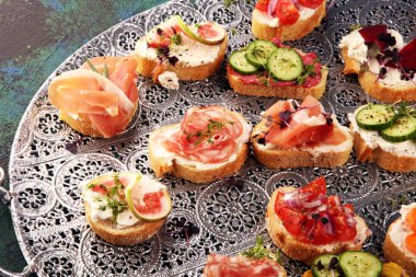 Çeşitli malzemelerle çeşitli bruschetta. İştah açıcı bruschetta