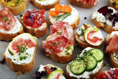 Çeşitli malzemelerle çeşitli bruschetta. İştah açıcı bruschetta