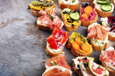 Çeşitli malzemelerle çeşitli bruschetta. İştah açıcı bruschetta