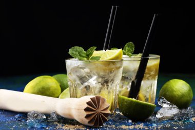 Brezilya 'nın Limonlu Limonlu Caipirinha' sı. Limonlu kokteyl ve m