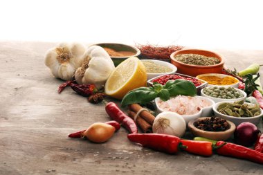 Baharatlar ve bitkiler masada. İyi yemek ve yemek malzemeleri.