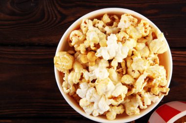 Sinema konseptiyle patlamış mısır. tatlı ve tuzlu popcorn