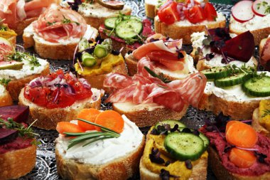 Çeşitli malzemelerle çeşitli bruschetta. İştah açıcı bruschetta