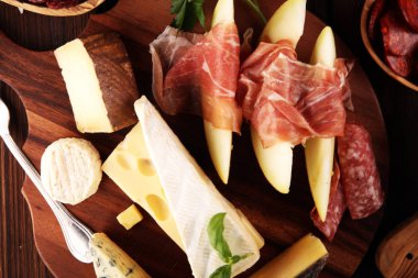 İtalyan antipasti şarap aperatifler küme. Peynir çeşitli, Mediterranean