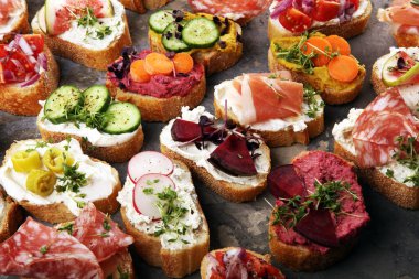 Çeşitli malzemelerle çeşitli bruschetta. İştah açıcı bruschetta