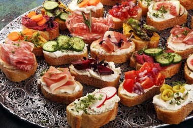 Çeşitli malzemelerle çeşitli bruschetta. İştah açıcı bruschetta