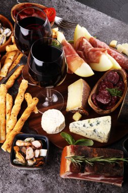 İtalyan antipasti şarap aperatifler küme. Peynir çeşitli, Mediterranean