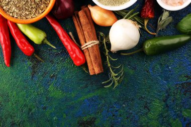 Baharatlar ve bitkiler masada. İyi yemek ve yemek malzemeleri.