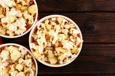 Sinema konseptiyle patlamış mısır. tatlı ve tuzlu popcorn