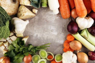 Sebzeler lezzetli vejetaryen çorbaları için malzeme pişiriyor. Carro