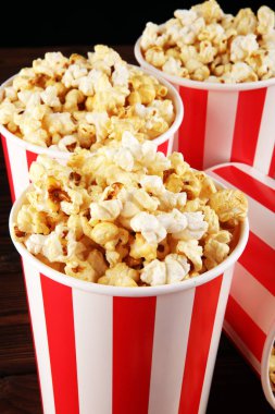 Sinema konseptiyle patlamış mısır. tatlı ve tuzlu popcorn