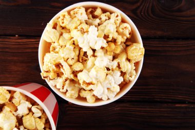 Sinema konseptiyle patlamış mısır. tatlı ve tuzlu popcorn