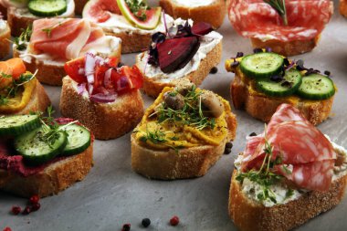 Çeşitli malzemelerle çeşitli bruschetta. İştah açıcı bruschetta