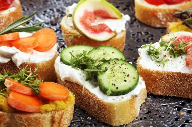 Çeşitli malzemelerle çeşitli bruschetta. İştah açıcı bruschetta